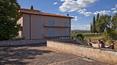 Toscana Immobiliare - La villa in vendita gode di uno splendido panorama sulla valle della Valdichiana e di un\'elevata privacy.