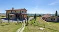 Toscana Immobiliare - Enmarcada por las sinuosas colinas de la campiña de Siena, se vende esta hermosa propiedad en Montalcino.