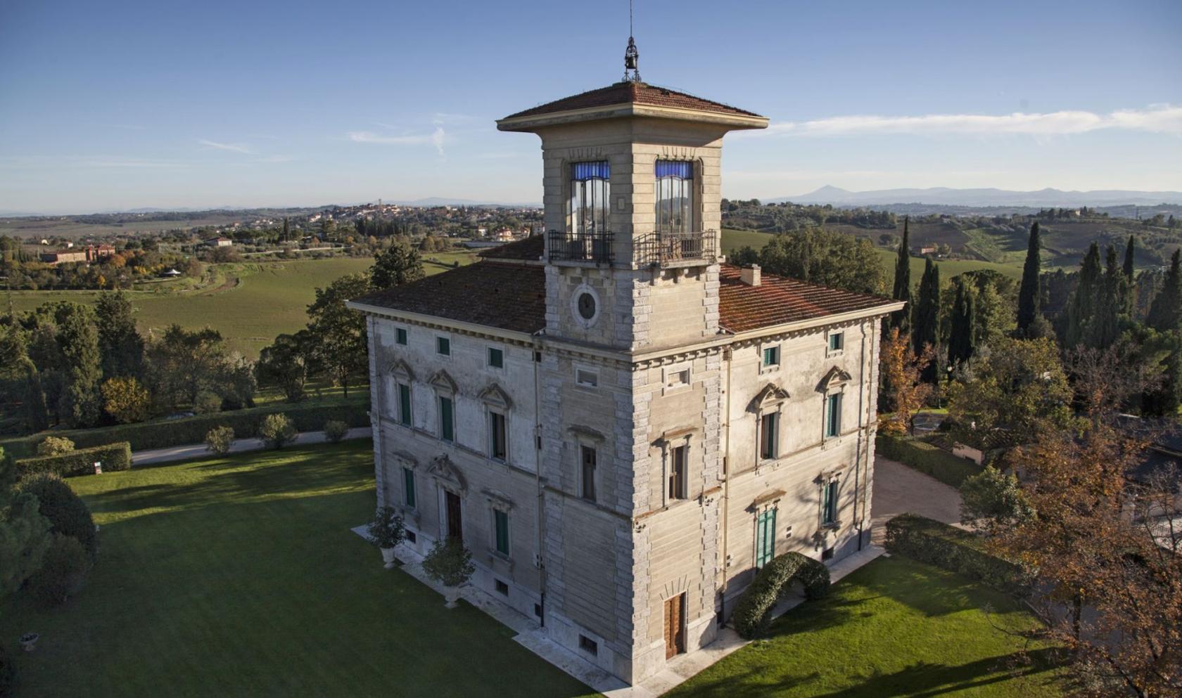 Toscana Immobiliare - Surrounded by greenery and tranquility, the property has 18 hectares of land with vineyards and olive groves and 3 hectares of Italian garden with a refined pool of 7m x 14m with showers, a classic fountain of 6m in diameter, old trees and a 400 sqm winte